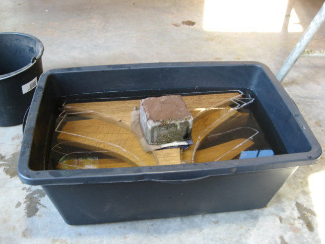 Wässern der Bodenwrangen, man beachte die Spuren der Aussenlinien auf der Wasseroberfläche nach mehrtägigem Wässern