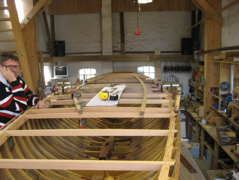 Erste Decksbalken montiert, Schlingen im Rohbau. Der Besitzer: ob das jemals wieder ein Schiff wird?