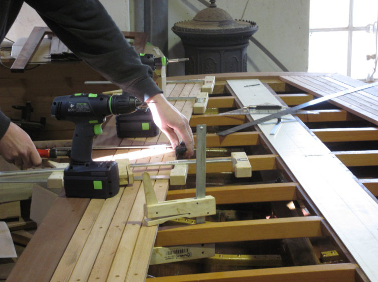 Bild 38: Verlegen der Decksleisten