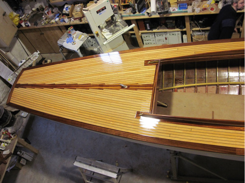 Bild 41: Deck fertig lackiert