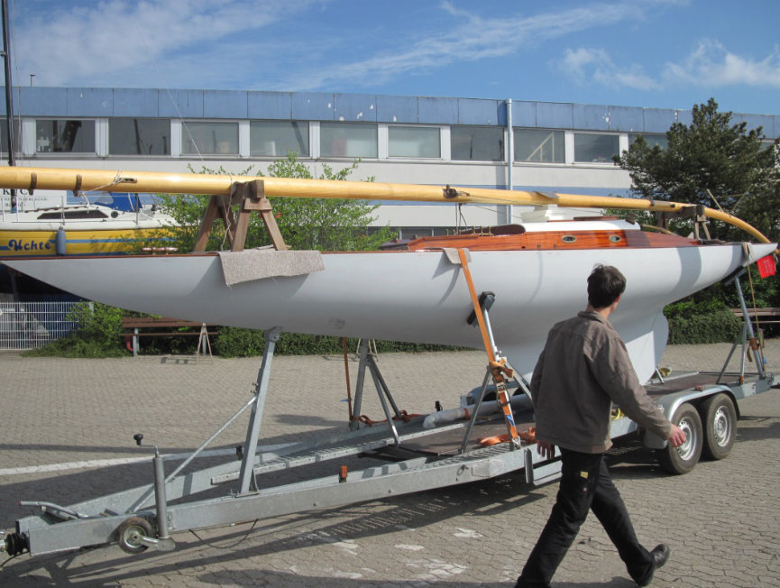 Bild 51: Freya, Rumpf grundiert, Deck fertig lackiert, auf dem Weg zurück in ihr Element