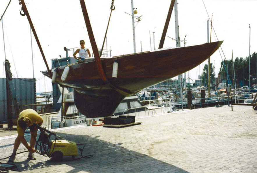 Bild 13: Röde Orm am Kran nach der Wettfahrt zur Travemünder Woche 1995